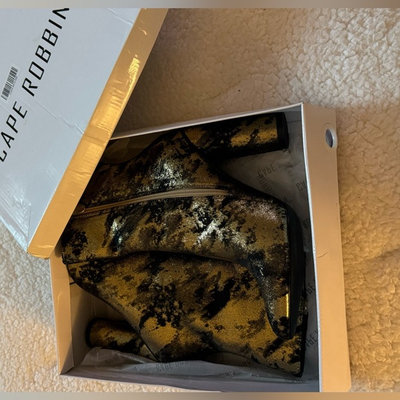 Cape Robbin Splattered Gold and Black Boot. Size 9. Color Black and Gold. - Picture 3 of 7